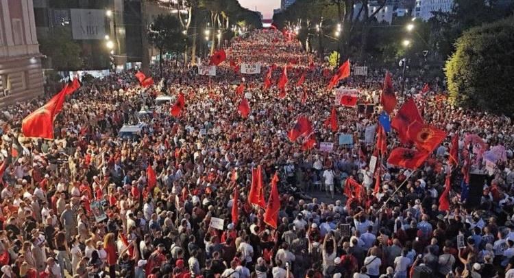 Protesta/40 ditë revoltë dhe qëndresë, qytetarët nuk dorëzohen! Çdo ditë mijëra në shesh dhe rrugë: Rama jep dorëheqjen