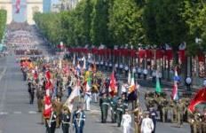 Shqipëria në paradën e Ditës së Bastijës në Paris, ushtarët kuqezi marshojnë në Champs-Élysées