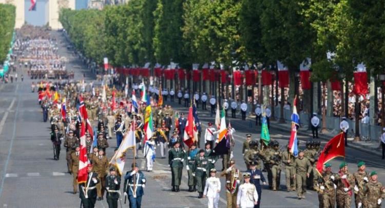 Shqipëria në paradën e Ditës së Bastijës në Paris, ushtarët kuqezi marshojnë në Champs-Élysées