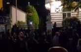 Protestuesit hoqën flamurin e Selisë së Shenjtë, MEPJ dënon vandalizmin ndaj Nunciaturës Apostolike: Cenohet paprekshmëria e përfaqësive diplomatike