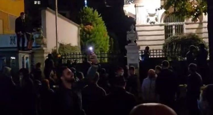 Protestuesit hoqën flamurin e Selisë së Shenjtë, MEPJ dënon vandalizmin ndaj Nunciaturës Apostolike: Cenohet paprekshmëria e përfaqësive diplomatike