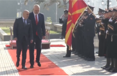 Mbledhja e përbashkët e 2 qeverive në Shkup, Rama pritet me ceremoni zyrtare nga Kovaçevski