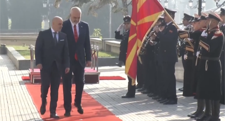 Mbledhja e përbashkët e 2 qeverive në Shkup, Rama pritet me ceremoni zyrtare nga Kovaçevski