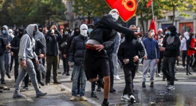Reuters raporton nga Tirana: Protestuesit paqësorë të verës u ndien të padëgjuar, tash ka gurë e gaz lotsjellës