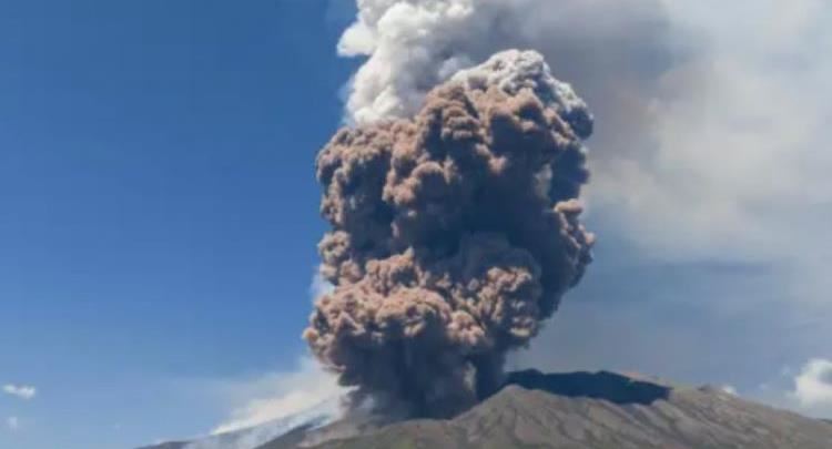 Shpërthen vullkani Etna, turistët në panik