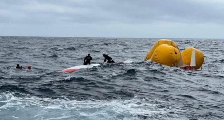 Marinari francez mbijeton 16 orë në një varkë të përmbysur në Atlantik