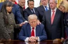 Udhëheqësit fetarë rrethojnë Trumpin dhe luten për të, pamje nga Zyra Ovale