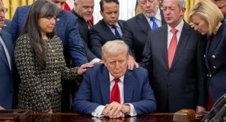 Udhëheqësit fetarë rrethojnë Trumpin dhe luten për të, pamje nga Zyra Ovale