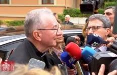 Parolin: Qëndrimi i Selisë së Shenjtë për paqen dhe çarmatimin është i vendosur, por sulmet kundër Papës janë të çuditshme