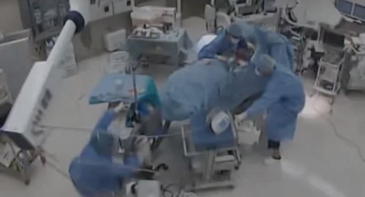 Tërmeti në Japoni, momenti kur kirurgët mbrojnë pacientin me trupat e tyre gjatë operacionit