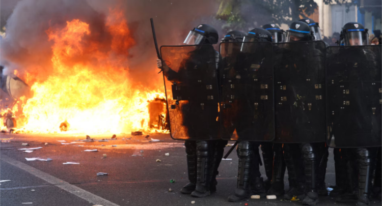 Turma islamiste-majtiste vërshon rrugët e Francës, mbi 250 mijë protestues përballen me policinë