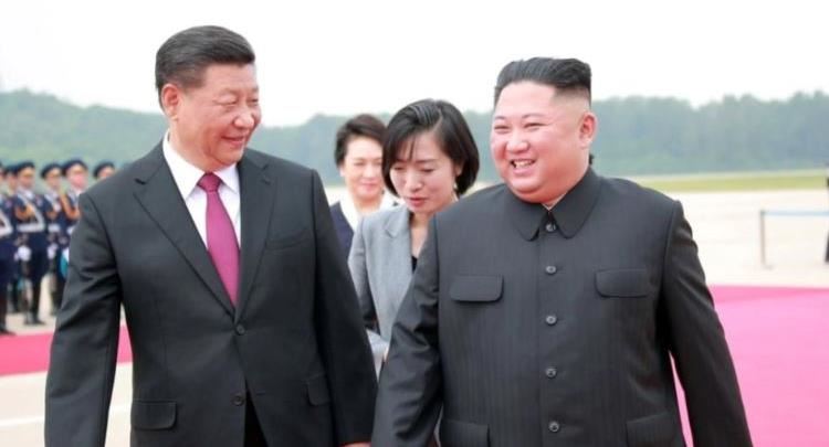 Xi Jinping nis vizitën historike në Korenë e Veriut, pritje madhështore në Phenian nga Kim Jong Un