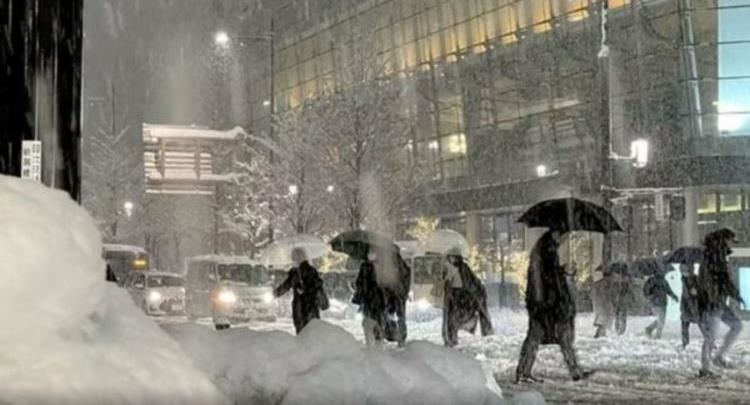 Shumë të vdekur dhe mbi 600 të plagosur nga reshjet e dendura të dëborës në Japoni