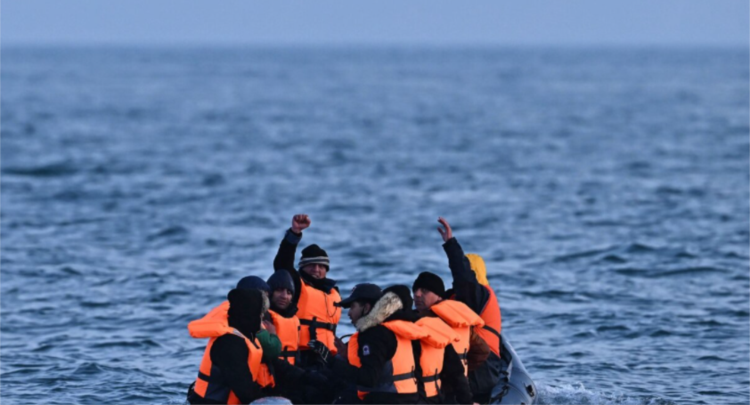 Përmbyset varka pranë Libisë, zhduken mbi 50 emigrantë