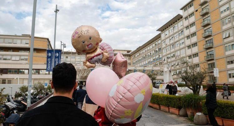 Papa Françesku jashtë rrezikut, por gjithnjë në spital. Nata e qetë