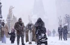 Evropa e mbërthyer nga acari e stuhitë, shënohen 13 viktima