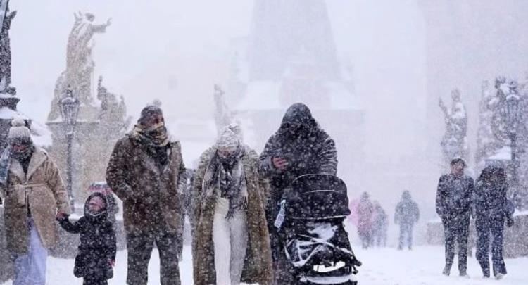 Evropa e mbërthyer nga acari e stuhitë, shënohen 13 viktima