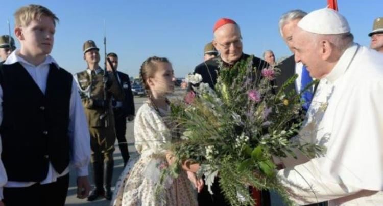 Françesku është në Budapest: nisi shtegtimi i ri apostolik