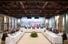 Kievi zyrtarisht ndërpret bisedimet e paqes me Moskën