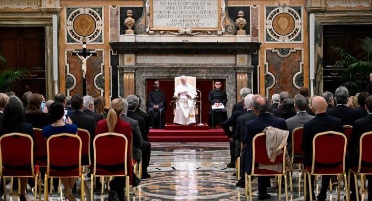 Papa: nevojiten politika që mbrojnë dinjitetin e të miturve në epokën e AI-së