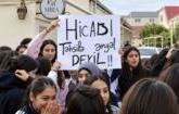 Azerbajxhani ndalon hixhabin në shkolla