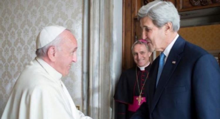 Kerry takohet me Papën lidhur me krizën klimatike
