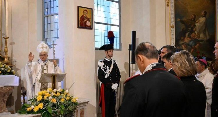 Papa, karabinierëve: mos besoni kurrë se e keqja mund të fitojë, edhe mes padrejtësish