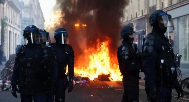 Macron refuzon dorëheqjen e ministrit të Brendshëm pas trazirave në Francë
