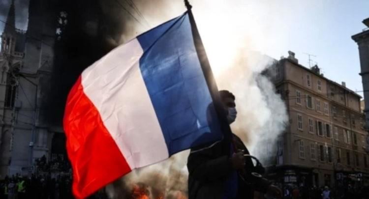 Parlamenti francez pritet të hapë hetim për protestat dhe dhunën
