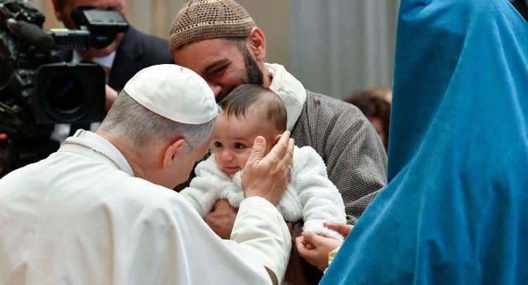 Krishtlindja, "njerëzimi i plagosur" dhe zëri ngushëllues i Papëve