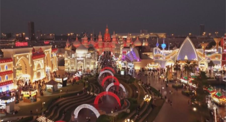 Dubai shkëlqen nga dritat festive