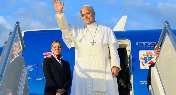 Leoni XIV në fluturim drejt Francës: nis udhëtimi i pestë apostolik