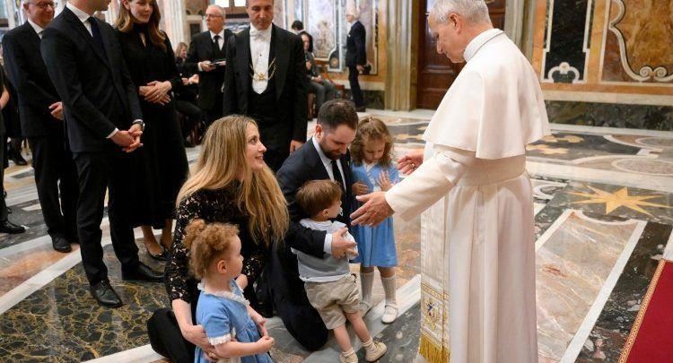 Papa: bijtë janë e ardhmja, sfida demografike vendimtare për Evropën