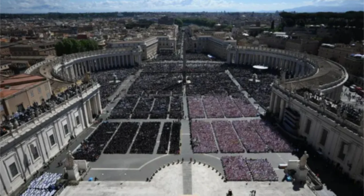 Funerali i Papa Françeskut, sheshi i Shën Pjetrit mbushet me mbi 400 mijë pjesëmarrës