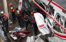 Tragjedi në Indonezi: Dy trena përplasen mes vete, 14 viktima dhe mbi 80 të lënduar