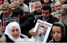 Turqi: ‘Nënat e të shtunave’ vazhdojnë protestën për familjarët e zhdukur