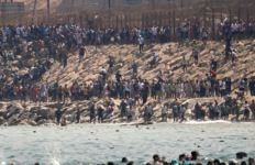 Mijëra emigrantë hyjnë në Ceuta të Spanjës, autoritetet kërkojnë shpalljen e emergjencës kombëtare