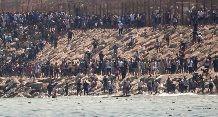 Mijëra emigrantë hyjnë në Ceuta të Spanjës, autoritetet kërkojnë shpalljen e emergjencës kombëtare