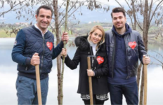 Albani dhe Miriami i bashkohen iniciativës ku u mbollën 200 pemë të reja për t’u rritur në shenjë të dashurisë