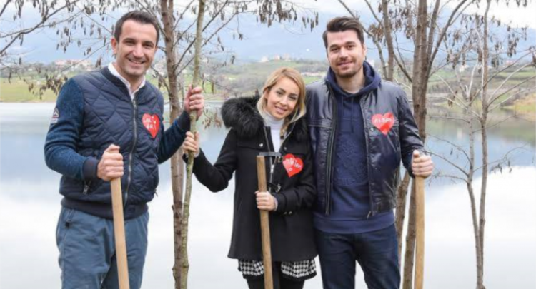 Albani dhe Miriami i bashkohen iniciativës ku u mbollën 200 pemë të reja për t’u rritur në shenjë të dashurisë