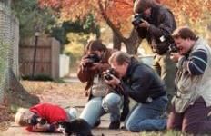 Paparacët duke fotografuar macen e Bill Clinton