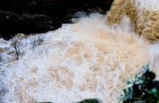 Ujëvara e Mirushës merr pamje spektakolare pas reshjeve të shiut